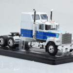 Mack Superliner Magnum Weiß Blau IXO 1:43 - image 4 of 6