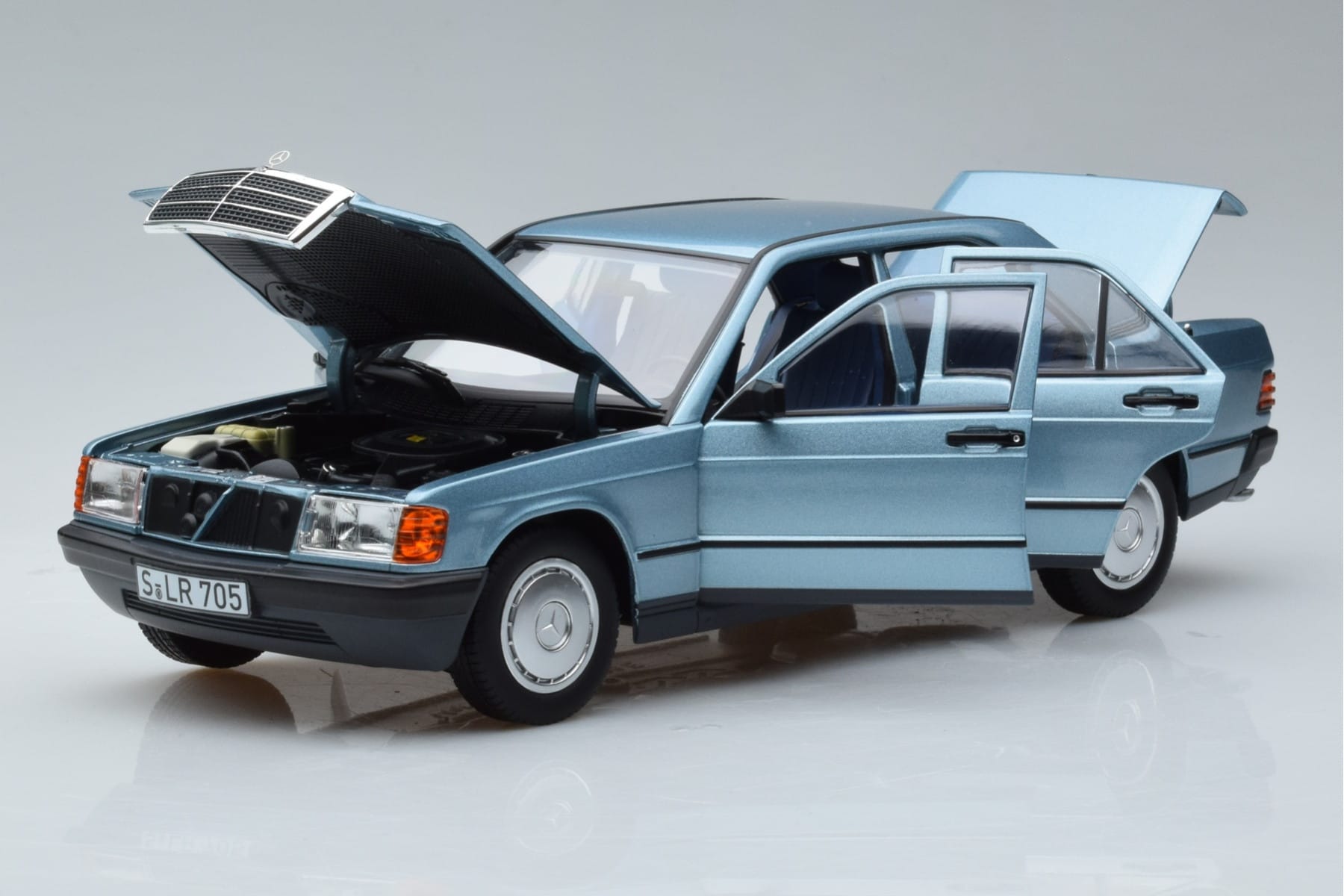 Mercedes 190E W201 Hellblau Norev 1:18 183828 Druckguss — Bild 2 von 7