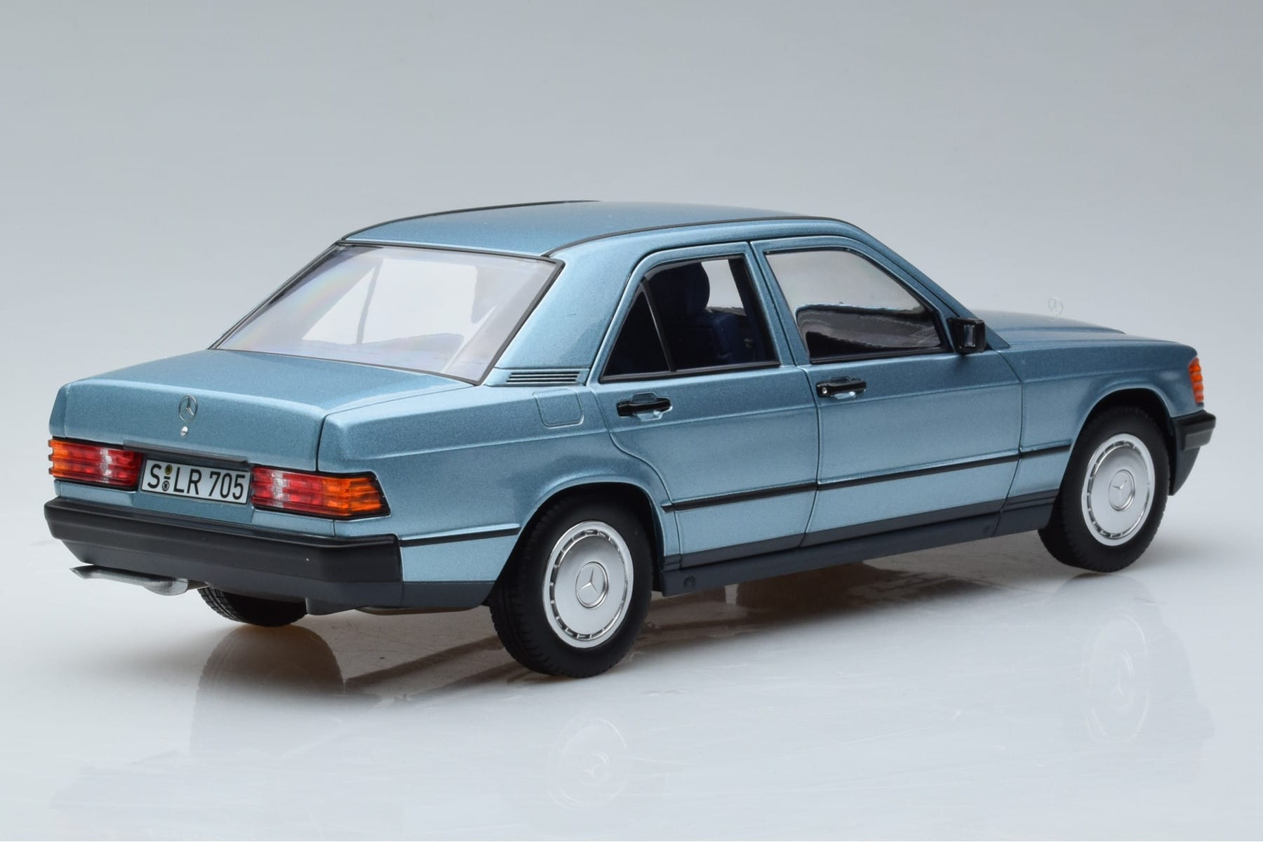 Mercedes 190E W201 Hellblau Norev 1:18 183828 Druckguss — Bild 3 von 7