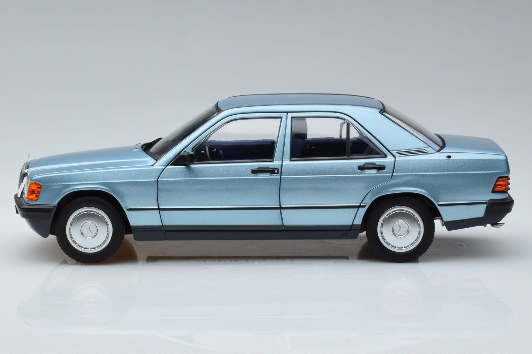 Mercedes 190E W201 Hellblau Norev 1:18 183828 Druckguss — Bild 4 von 7