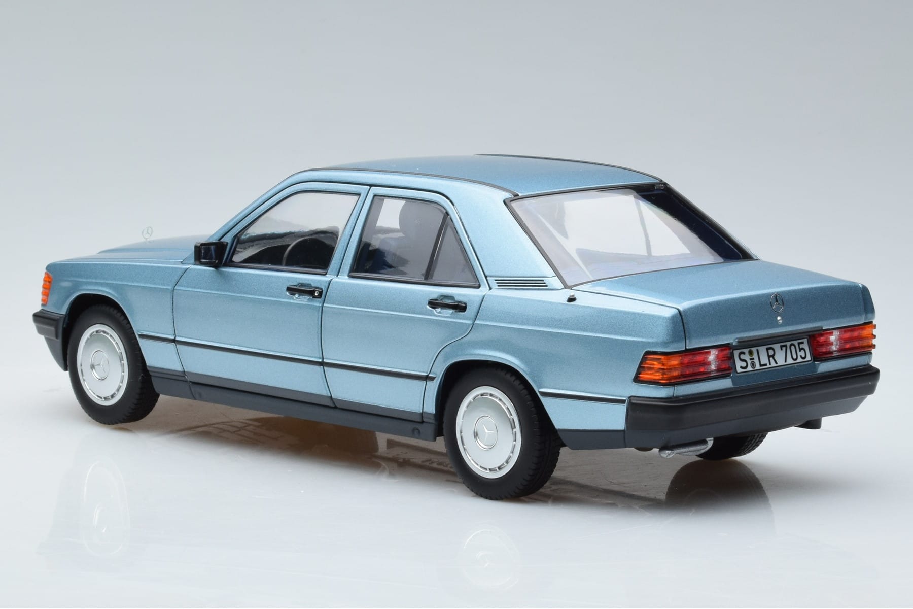 Mercedes 190E W201 Hellblau Norev 1:18 183828 Druckguss — Bild 6 von 7