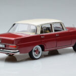 Mercedes 200 W110 Rot Norev 1:18 - image 3 of 7