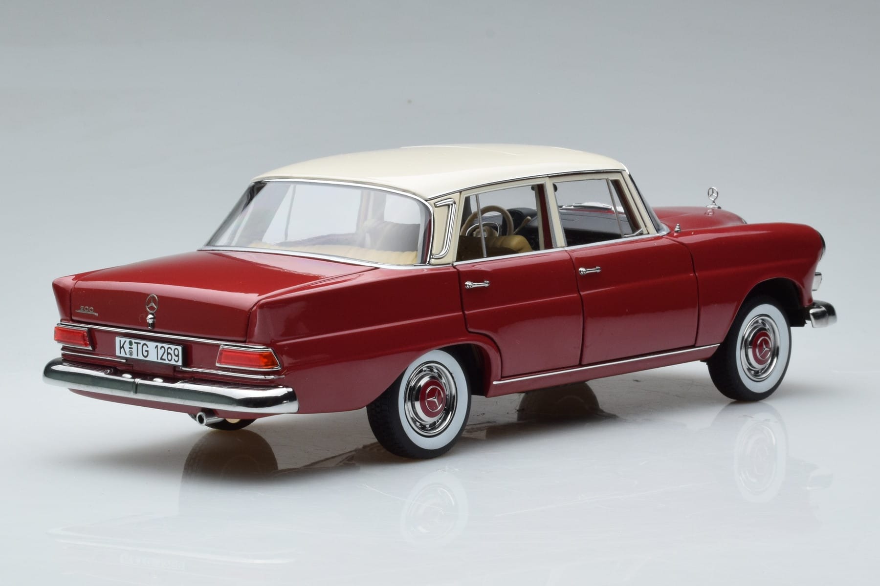 Mercedes 200 W110 Rot Norev 1:18 183706 Druckguss — Bild 3 von 7