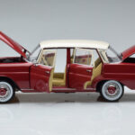 Mercedes 200 W110 Rot Norev 1:18 - image 4 of 7
