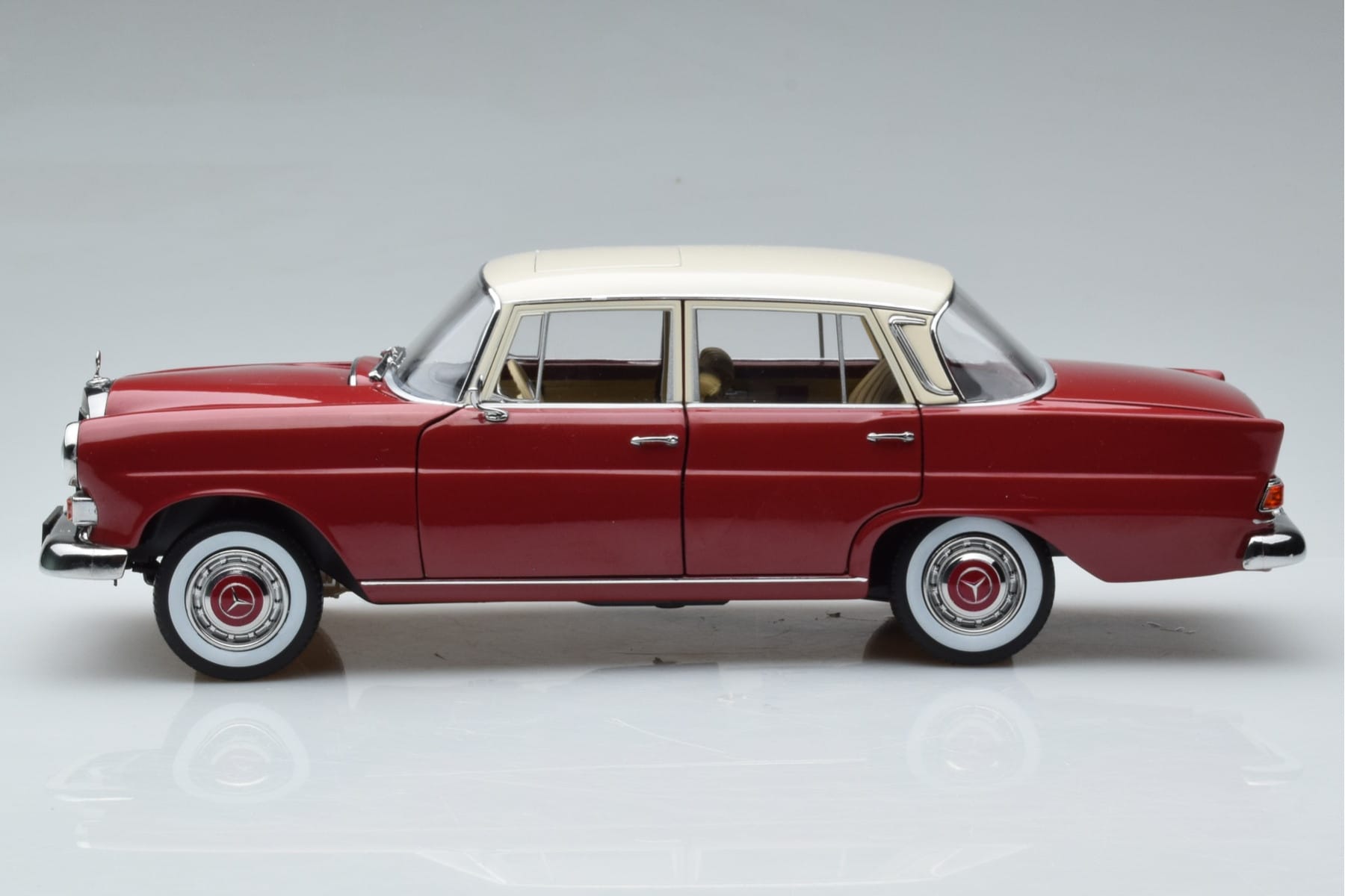 Mercedes 200 W110 Rot Norev 1:18 183706 Druckguss — Bild 5 von 7