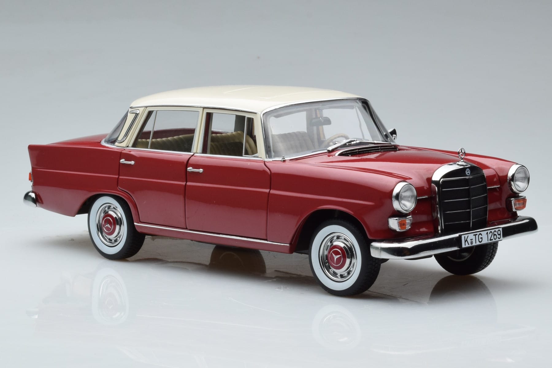 Mercedes 200 W110 Rot Norev 1:18 183706 Druckguss — Bild 6 von 7