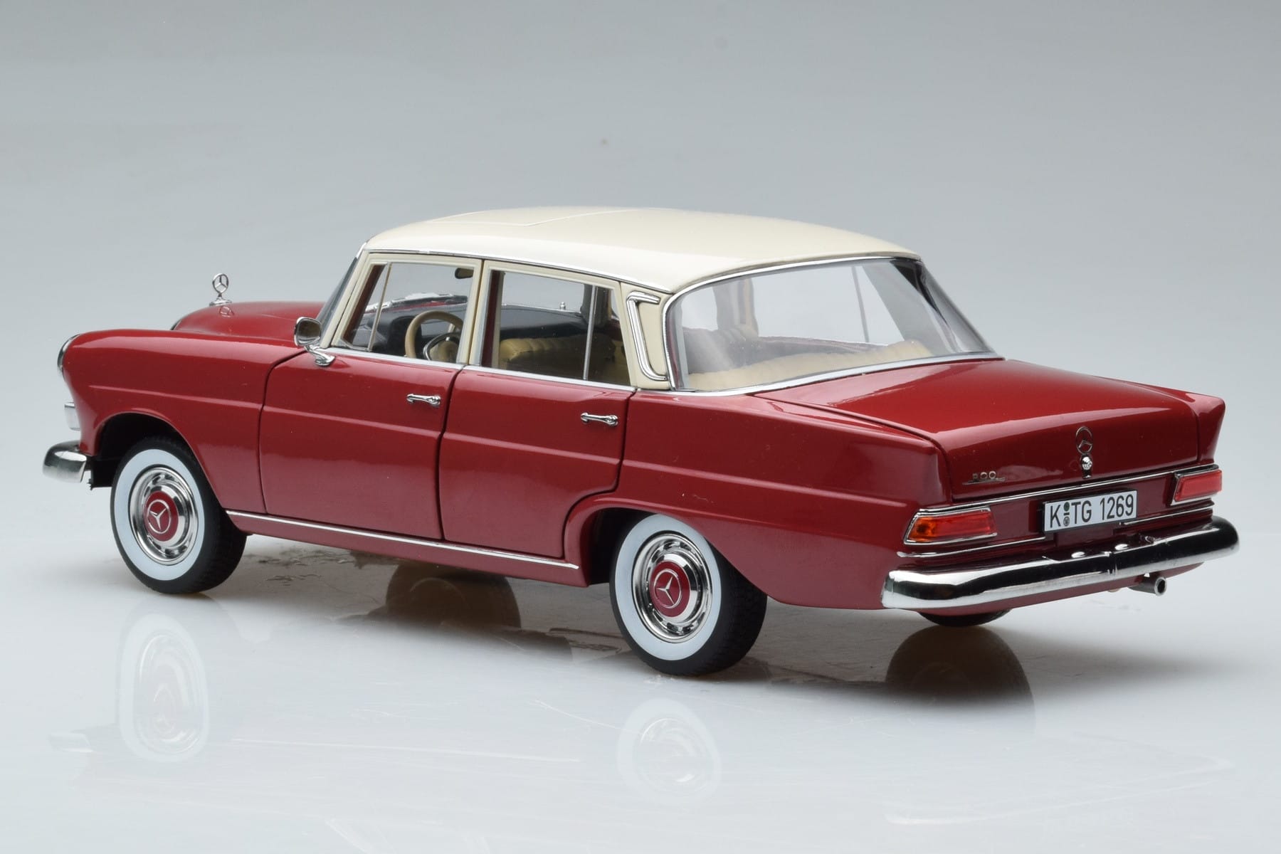 Mercedes 200 W110 Rot Norev 1:18 183706 Druckguss — Bild 7 von 7
