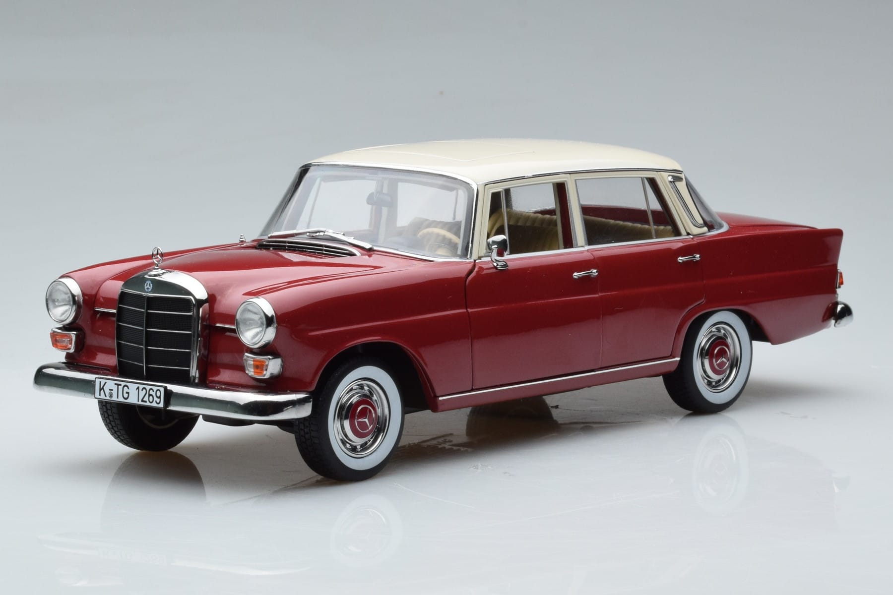 Mercedes 200 W110 Rot Norev 1:18 183706 Druckguss