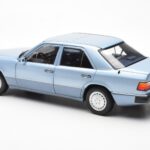 Mercedes 230E W124 Hellblau Metallic Norev 1:18 - image 7 of 8