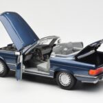 Mercedes 300 SL R107 Nautikblau Norev 1:18 183466 - image 5 of 8