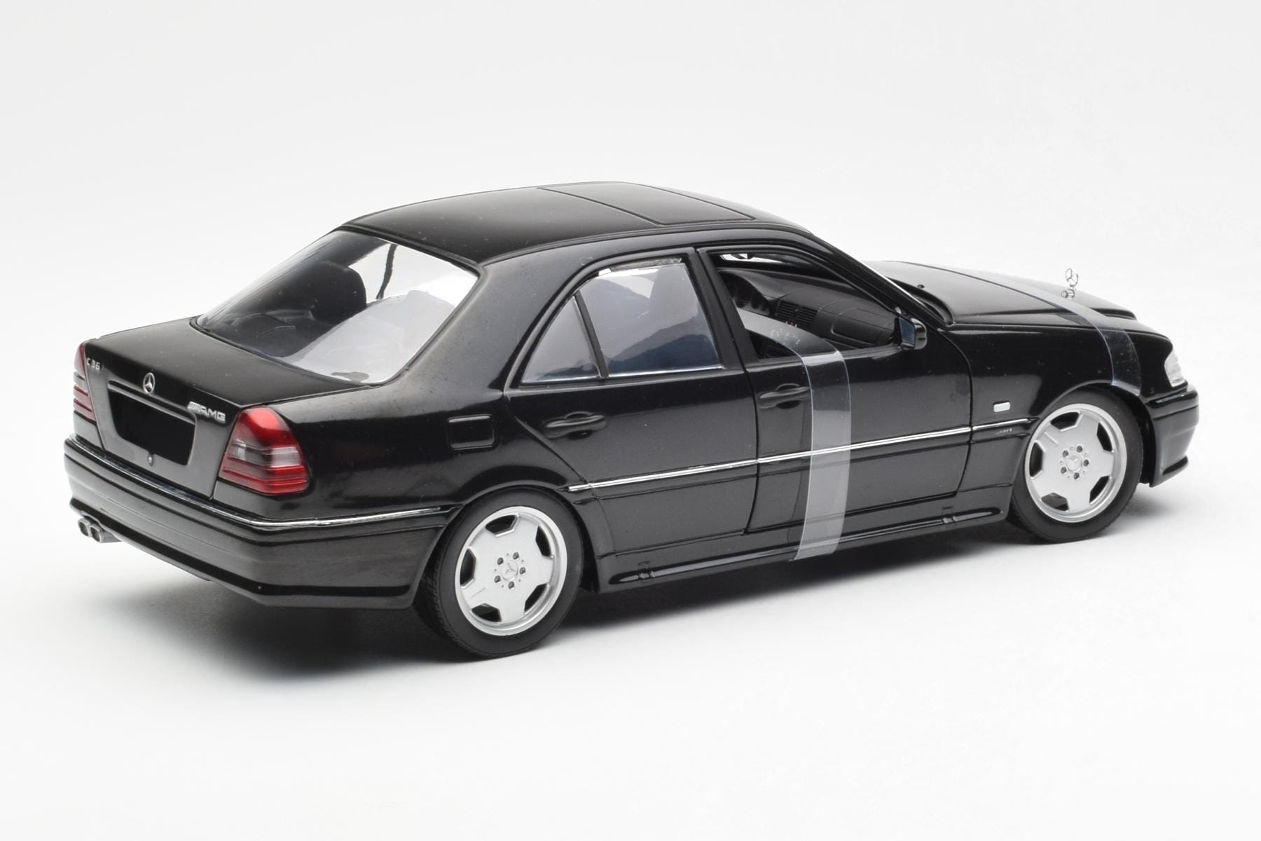Mercedes C-Class W202 C36 AMG Schwarz Metallic UT Models 1:18 26102 Druckguss — Bild 2 von 6