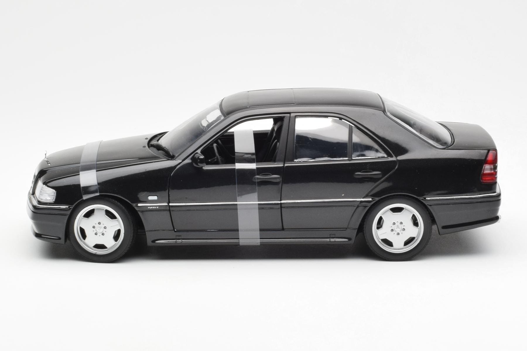 Mercedes C-Class W202 C36 AMG Schwarz Metallic UT Models 1:18 26102 Druckguss — Bild 3 von 6