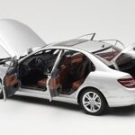 Mercedes C-Class W204 Avantgarde Silber AUTOart 1:18 B66962368 - image 5 of 8