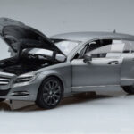 Mercedes CLS Shooting Brake X218 Alanite Grau Norev 1:18 - image 2 of 7