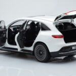 Mercedes EQC 400 Diamond Weiß NZG 1:18 - image 5 of 8
