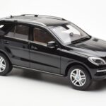Mercedes M-Class W166 Obsidian Schwarz Metallic Minichamps 1:18 B66960063 - image 6 of 8