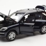 Mercedes M-Class W166 Tansanite Blau Metallic Minichamps 1:18 B66960065 - image 2 of 8