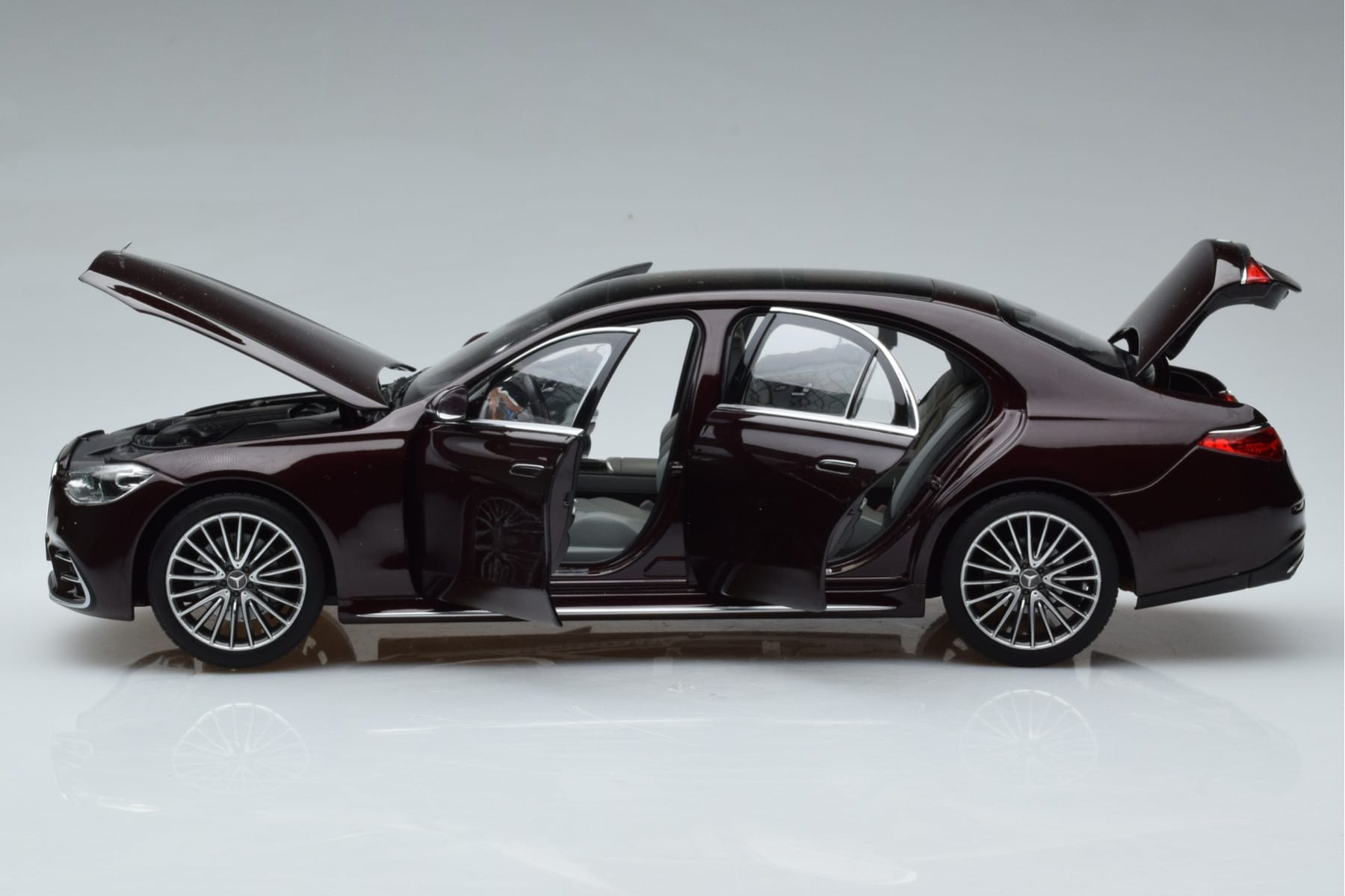 Mercedes S-Class W223 AMG Line Rot Norev 1:18 183804 Druckguss — Bild 4 von 8