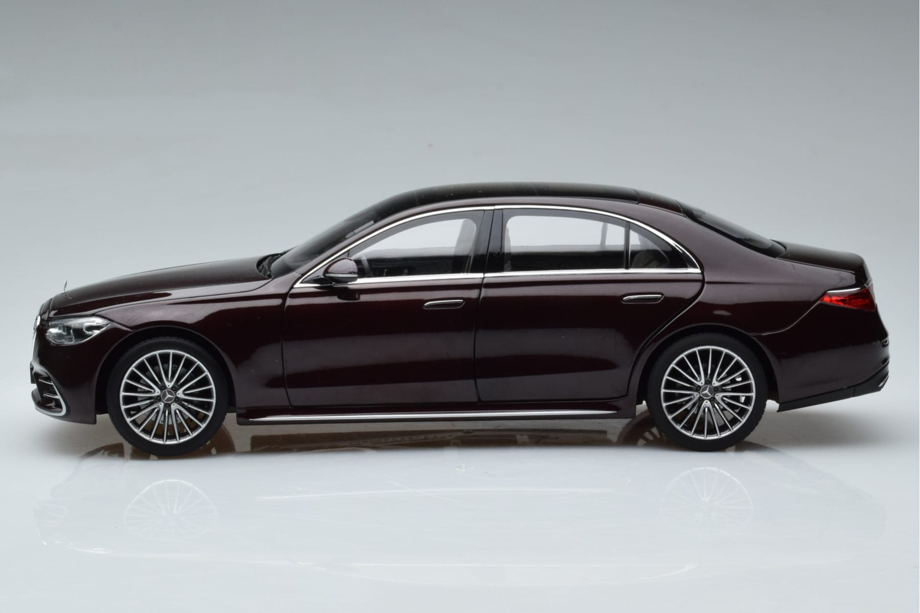 Mercedes S-Class W223 AMG Line Rot Norev 1:18 183804 Druckguss — Bild 5 von 8
