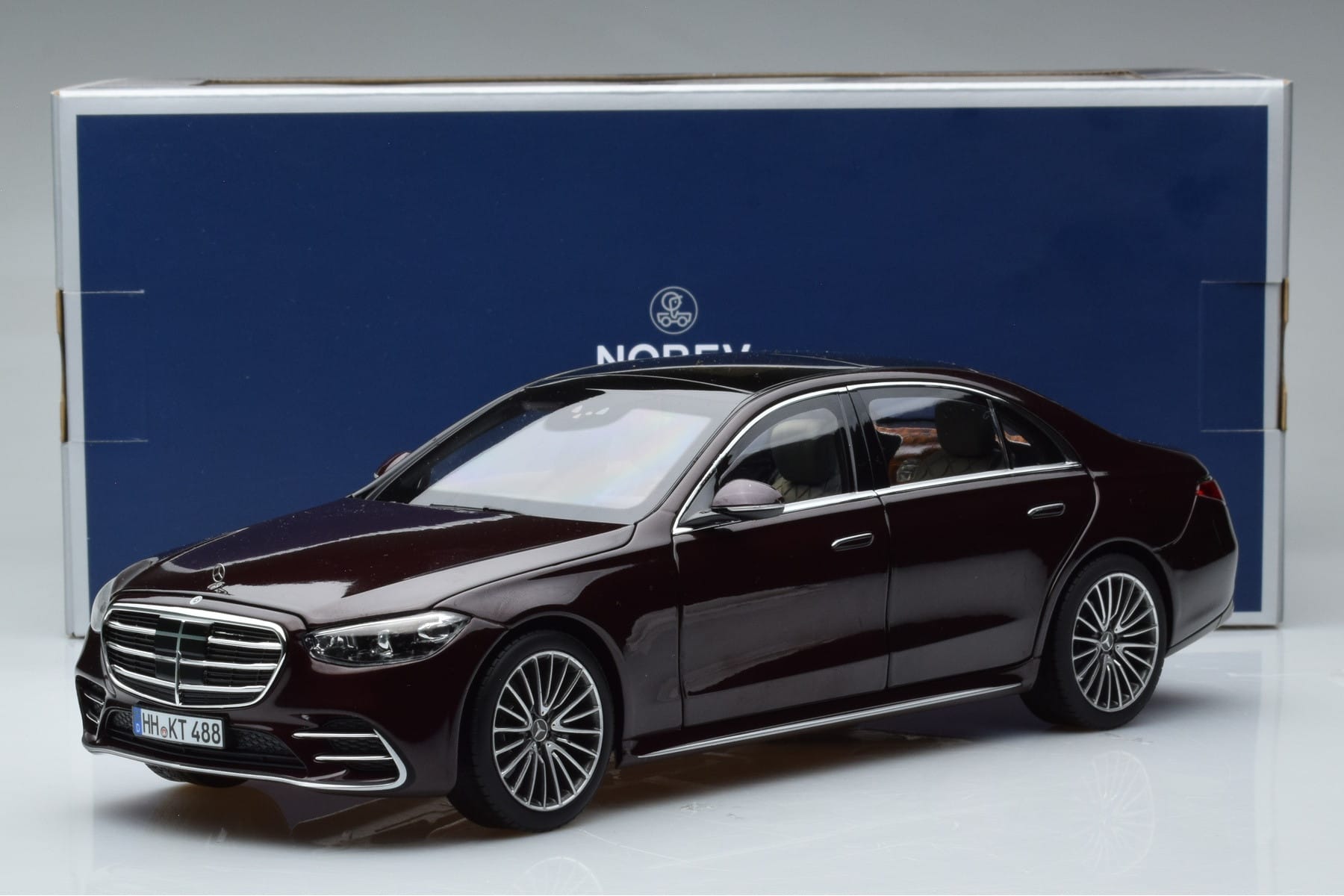 Mercedes S-Class W223 AMG Line Rot Norev 1:18 183804 Druckguss — Bild 8 von 8