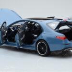 Mercedes S-Class W223 Vintage Blau Norev 1:18 - image 4 of 7