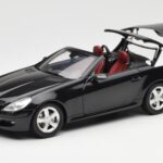 Mercedes SLK R171 Obsidian Schwarz Metallic Minichamps 1:18 B66962319 - image 2 of 9