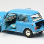 Morris Mini Minor Blau Kyosho 1:18 08964BL - image 5 of 8