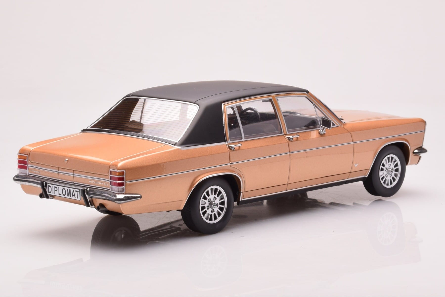 Opel Diplomat B Beige Metallic MCG 1:18 MCG18335 Druckguss — Bild 2 von 6