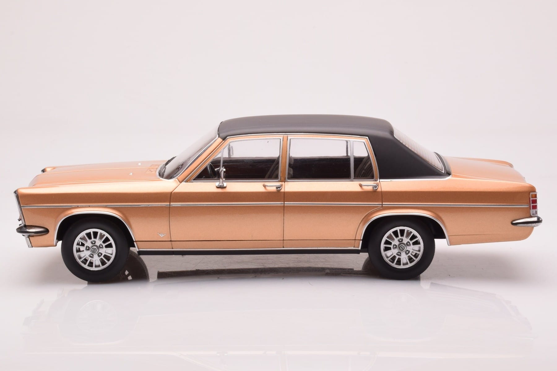 Opel Diplomat B Beige Metallic MCG 1:18 MCG18335 Druckguss — Bild 3 von 6