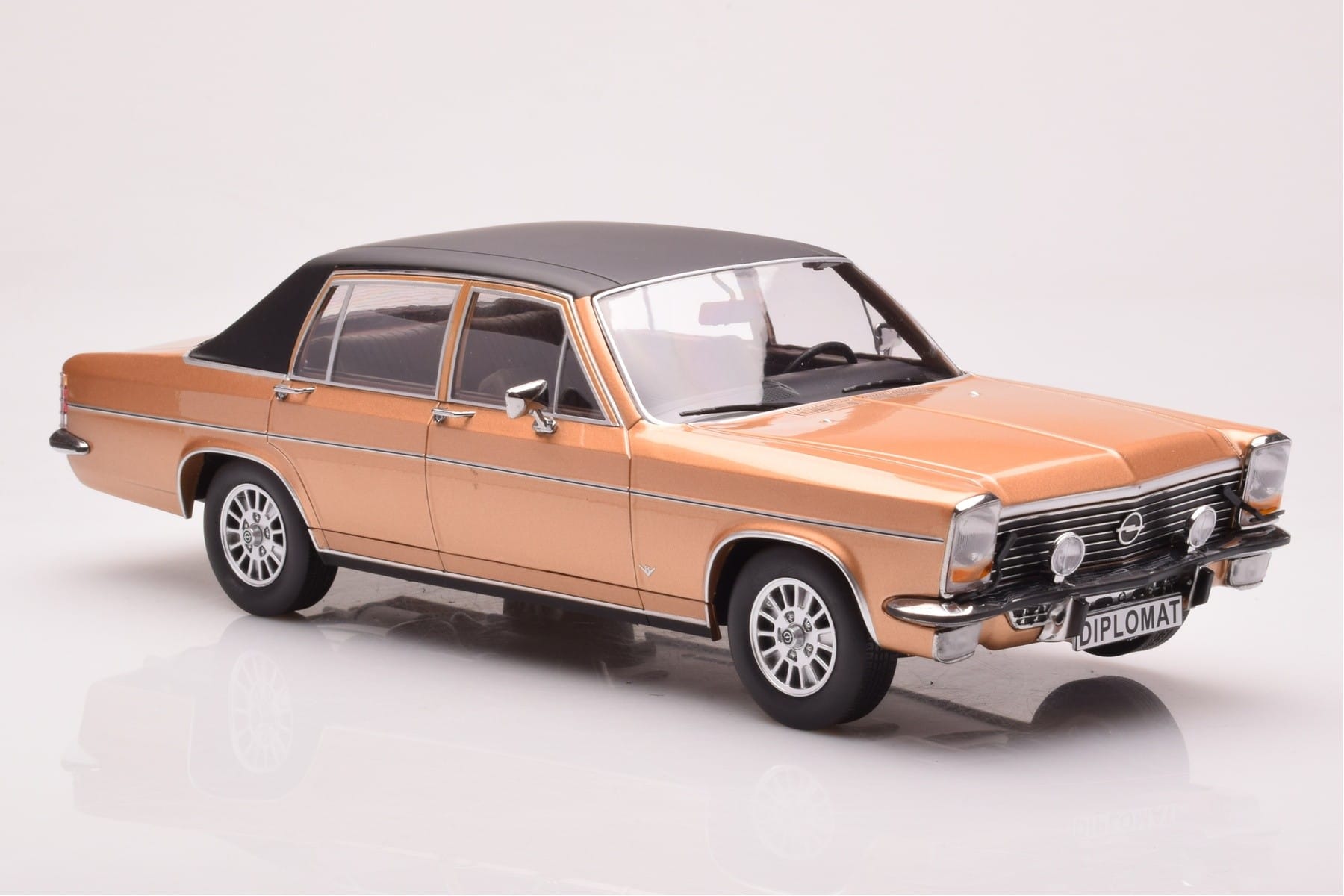 Opel Diplomat B Beige Metallic MCG 1:18 MCG18335 Druckguss — Bild 4 von 6