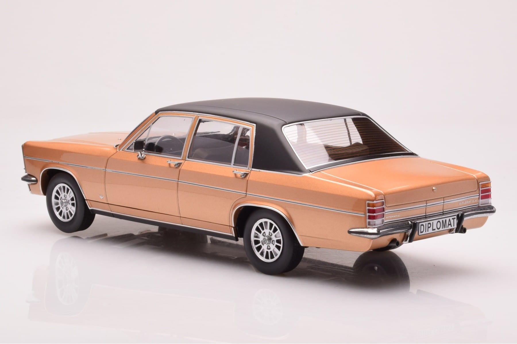 Opel Diplomat B Beige Metallic MCG 1:18 MCG18335 Druckguss — Bild 5 von 6