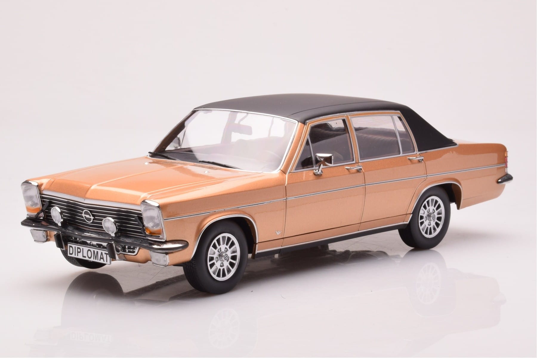 Opel Diplomat B Beige Metallic MCG 1:18 MCG18335 Druckguss