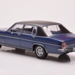 Opel Diplomat B Dunkelblau Metallic MCG 1:18 - image 5 of 6