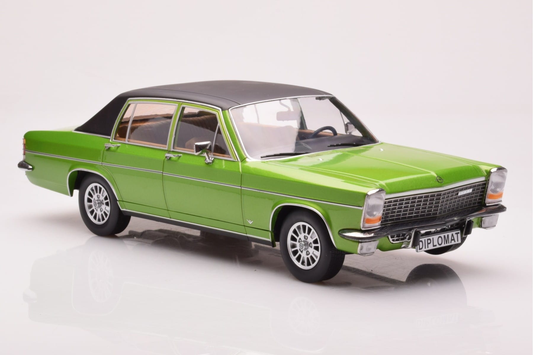 Opel Diplomat B Grün Metallic MCG 1:18 MCG18337 Druckguss — Bild 4 von 6