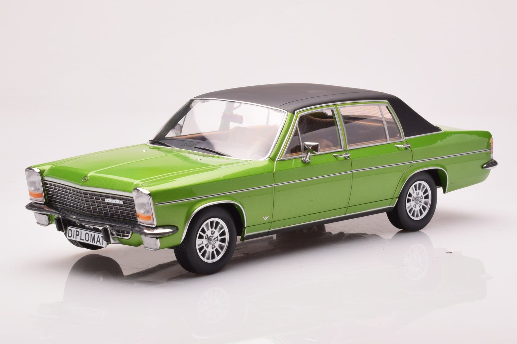 Opel Diplomat B Grün Metallic MCG 1:18 MCG18337 Druckguss
