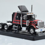 Peterbilt 359 Schwarz Rot IXO 1:43 - image 3 of 4