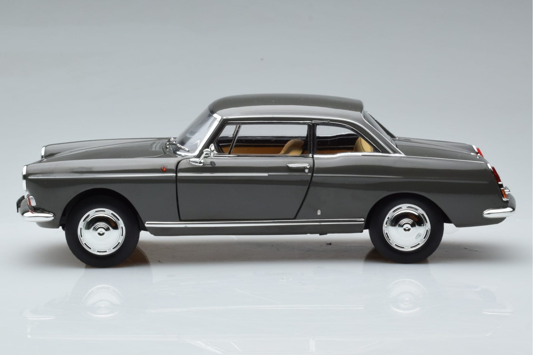 Peugeot 404 Coupe Graphite Grau Norev 1:18 184834 Druckguss — Bild 4 von 7