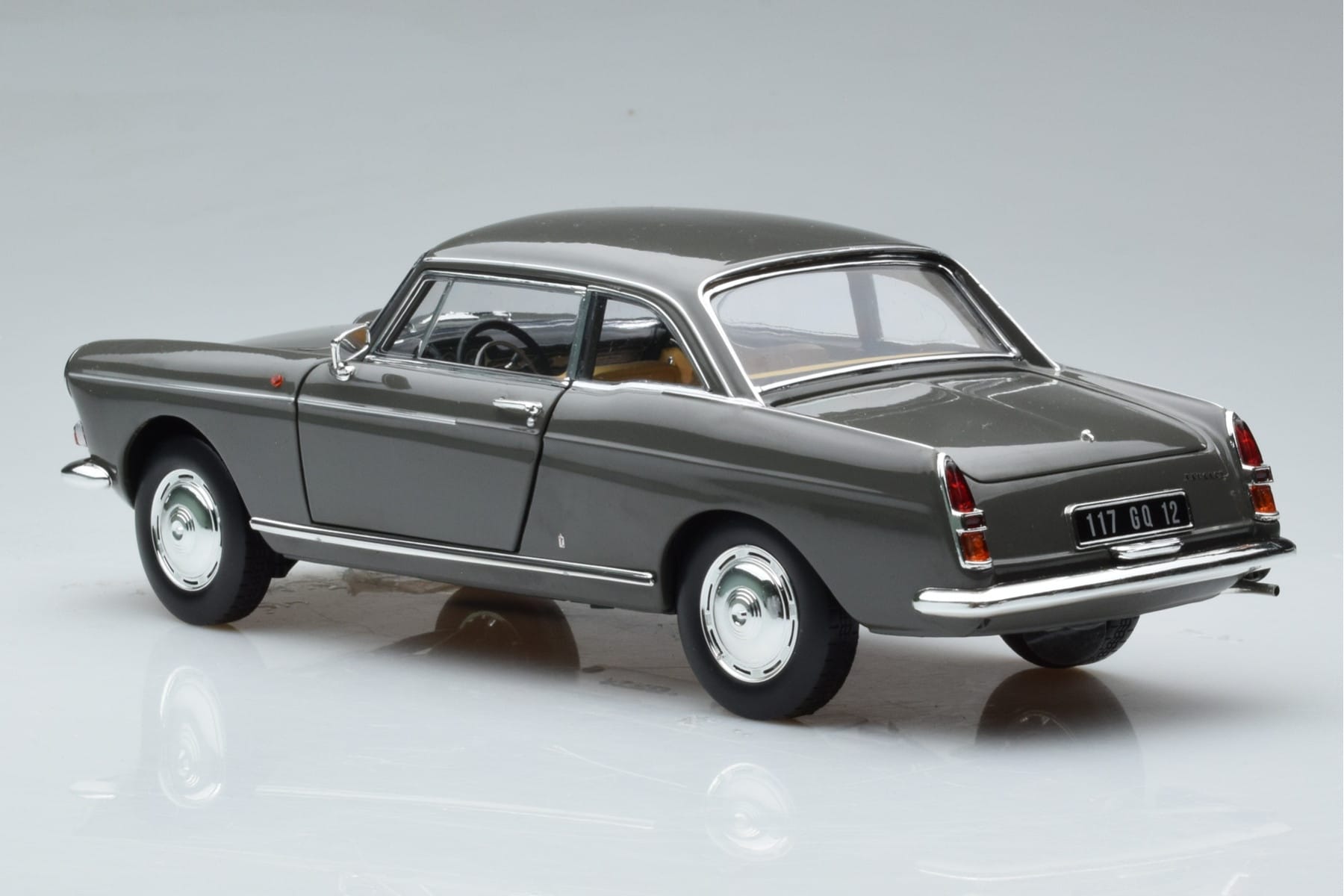 Peugeot 404 Coupe Graphite Grau Norev 1:18 184834 Druckguss — Bild 6 von 7