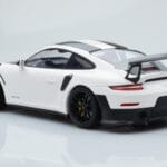 Porsche 911 GT2 RS 991.2 Weissach Package Weiß Schwarze Magnesiumfelgen Minichamps 1:18 - image 5 of 6