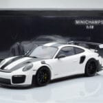 Porsche 911 GT2 RS 991.2 Weissach Package Weiß Schwarze Magnesiumfelgen Minichamps 1:18 - image 6 of 6