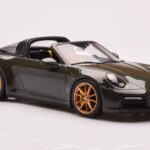 Porsche 911 992 Targa 4S Olivgrün GT Spirit 1:18 - image 4 of 6