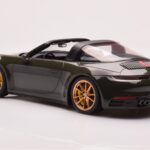 Porsche 911 992 Targa 4S Olivgrün GT Spirit 1:18 - image 5 of 6