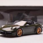 Porsche 911 992 Targa 4S Olivgrün GT Spirit 1:18 - image 6 of 6