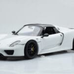 Porsche 918 Spyder Weissach Package Weiß Mit Schwarzen Rädern Minichamps 1:18 - image 4 of 9
