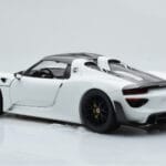 Porsche 918 Spyder Weissach Package Weiß Mit Schwarzen Rädern Minichamps 1:18 - image 8 of 9