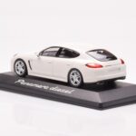 Porsche Panamera 970 Diesel Carrara Weiß Minichamps 1:43 - image 3 of 4