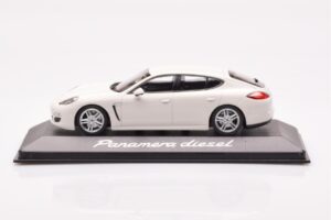 Porsche Panamera 970 Diesel Carrara Weiß Minichamps 1:43