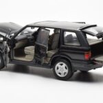 Range Rover P38 4.6 HSE Schwarz Metallic AUTOart 1:18 - image 8 of 9