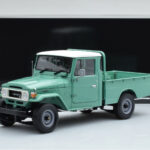 Toyota Land Cruiser 40 4x4 Pickup Grün Kyosho 1:18 - image 8 of 8