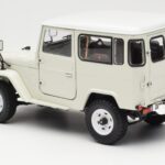 Toyota Land Cruiser FJ40 Van Weiß Kyosho 1:18 08971W - image 7 of 8